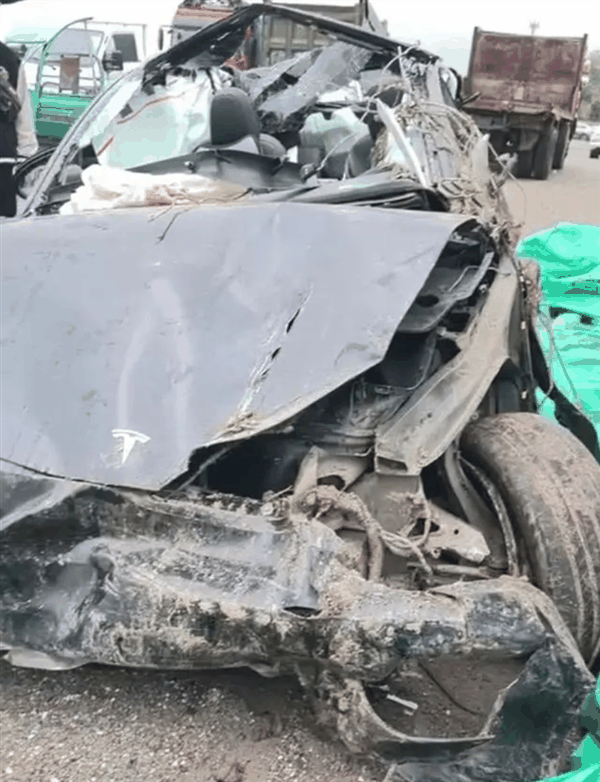 夫妻驾车冲下山路身亡记录仪数据消失 特斯拉工程师释疑：你怎么看