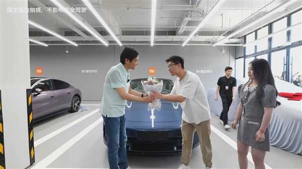 雷军在杭州亲自交付小米SU7：握手、鞠躬、送花 感谢每位车主