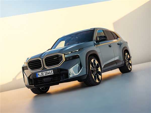宝马最强插电混动SUV XM 50e官宣降价：下调12.1%、老车主有补偿