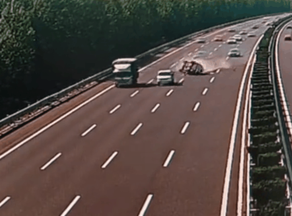 高速上爆胎有多危险！一轿车爆胎后高速翻滚3圈半 16辆过路车停下救援