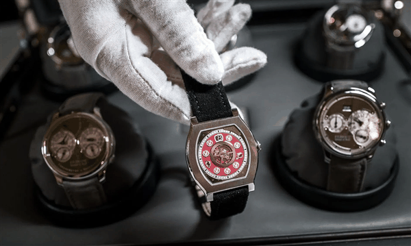 F1传奇车手舒马赫腕表被拍卖：2块拍出将近1500万