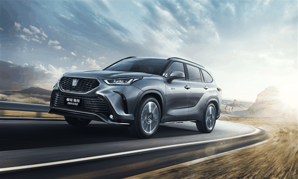 丰田认清现实 新款皇冠陆放上市：28.48万起至高直降4.9万