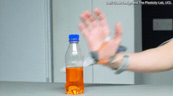 5根不够、6根最优!英国发明穿戴式第六指:单手就能开汽水插图2 5根不够、6根最优!英国发明穿戴式第六指:单手就能开汽水