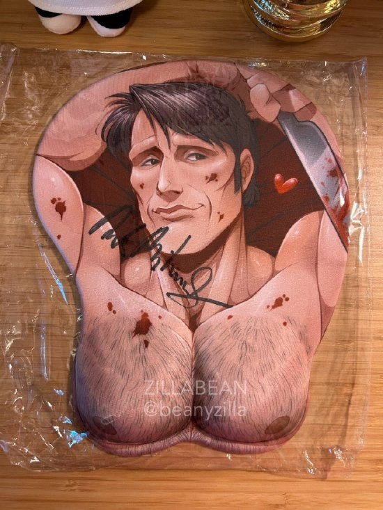 粉丝送拔叔胸肌主题鼠标垫被拒收 网友：可给小岛秀夫