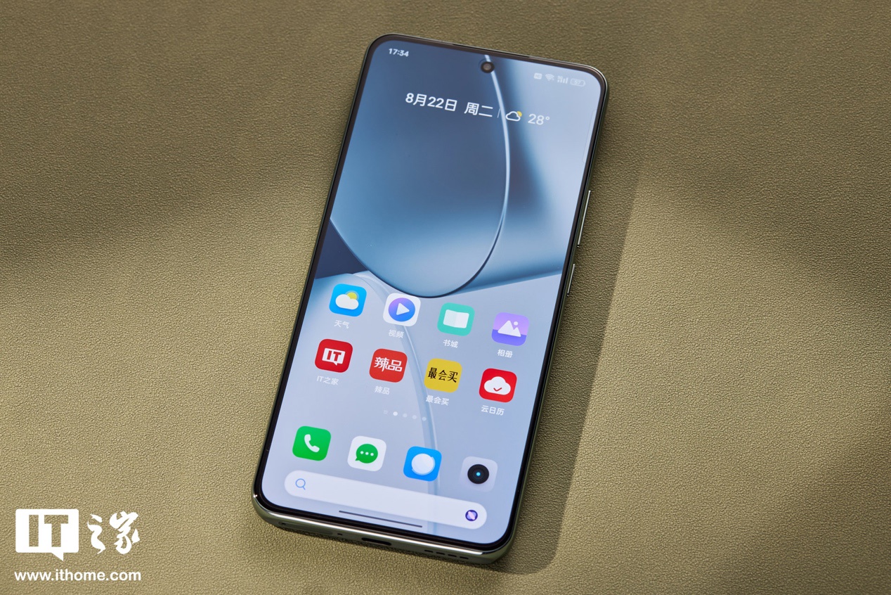 消息称 realme 真我 GT6 手机配 1.5K 8T LTPO BOE“极窄直屏”,采用金属中框 + 玻璃机身插图2 消息称 realme 真我 GT6 手机配 1.5K 8T LTPO BOE“极窄直屏”,采用金属中框 + 玻璃机身
