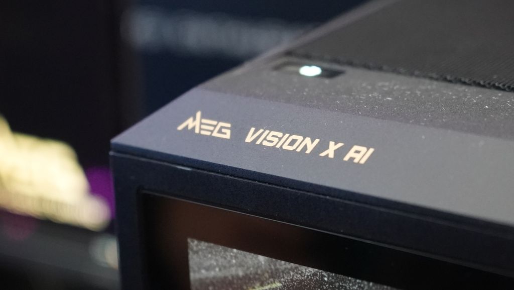 微星展示 MEG Vision X AI 电脑主机:正面大屏可 AI 聊天,有望配 RTX 5090 显卡插图1 微星展示 MEG Vision X AI 电脑主机:正面大屏可 AI 聊天,有望配 RTX 5090 显卡