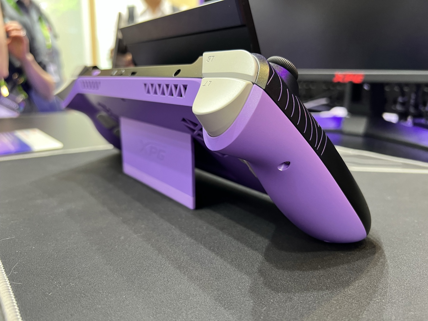 威刚展示 XPG Nia 掌机：首配 LPCAMM2 内存、可上抬屏幕，主打社区改造