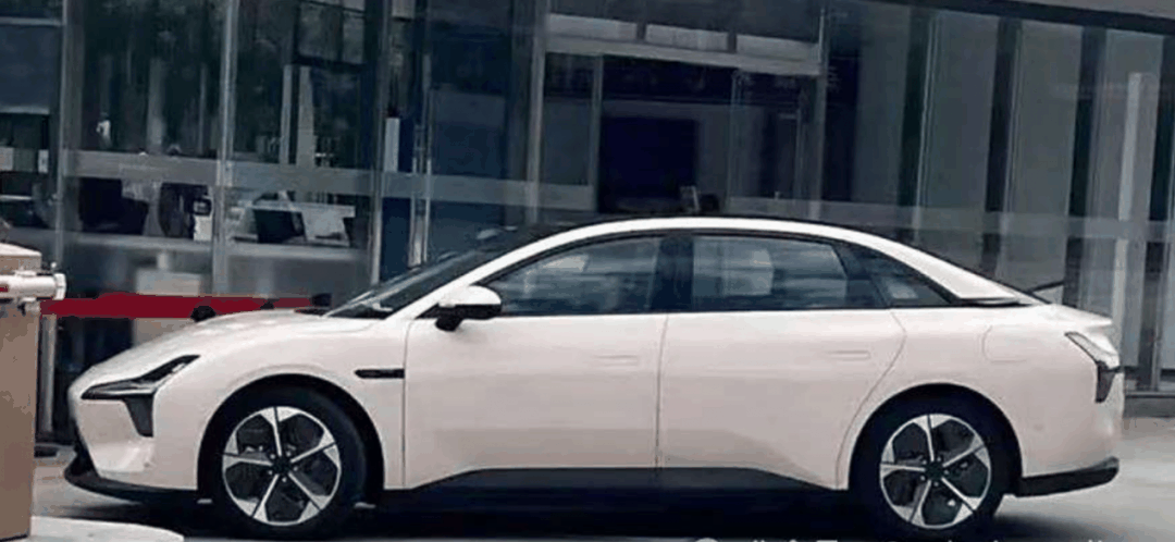 小鹏MONA M03实车图曝光:尾灯设计是亮点插图 小鹏MONA M03实车图曝光:尾灯设计是亮点插图