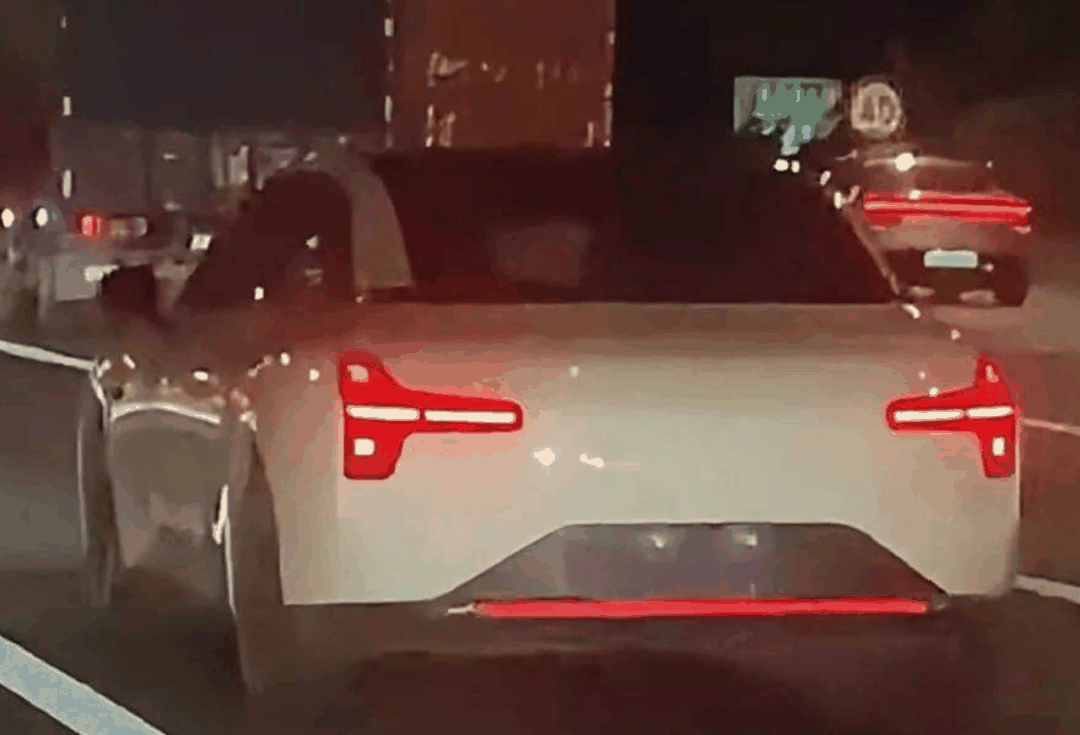 小鹏MONA M03实车图曝光:尾灯设计是亮点插图1 小鹏MONA M03实车图曝光:尾灯设计是亮点插图1