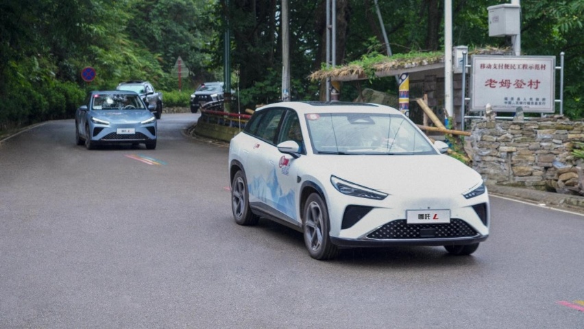 从大海奔向雪山：哪吒L智驾万里极境 助力曼行国道·219