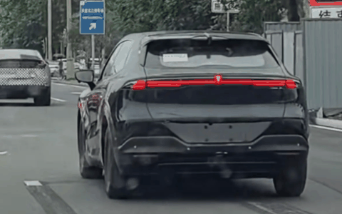 深蓝全新SUV车型S05测试车曝光：定位低于深蓝S7