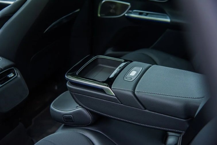 试驾奔驰的EQE纯电SUV：豪华超越期待，科技注入情感