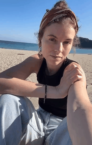 美女自拍时手机被鸟抢走！手机秒变飞机、还拍了视频