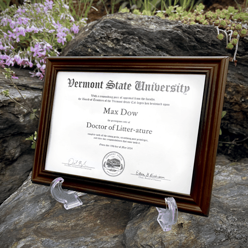 快别睡了！美国小猫念了4年大学后：获得了博士学位