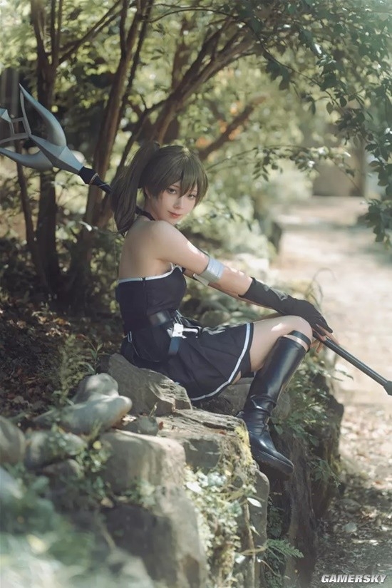 穿这么少不怕蚊子吗 《芙莉莲》尤贝尔森林cos写真