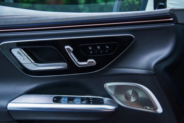 试驾奔驰的EQE纯电SUV：豪华超越期待，科技注入情感