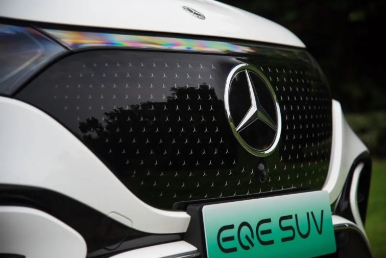 试驾奔驰的EQE纯电SUV：豪华超越期待，科技注入情感