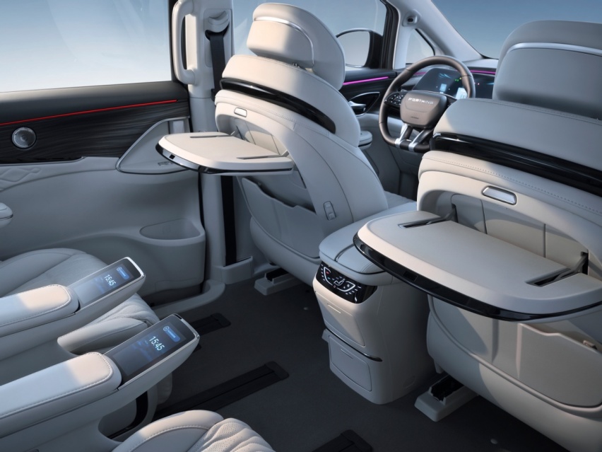 星海V9担当达沃斯凤凰网高端采访车，为嘉宾提供豪华体验