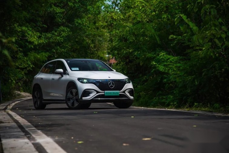 试驾奔驰的EQE纯电SUV：豪华超越期待，科技注入情感