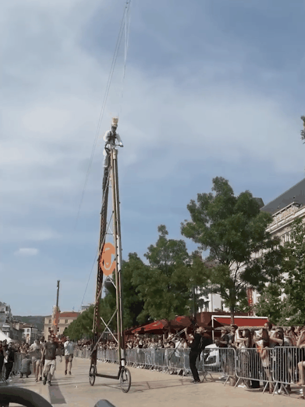 比两层楼还要高！世界上最高的自行车诞生：那最小的有多矮