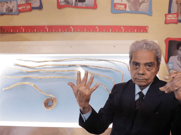 留了66年、总长度超9米！印度大爷总算将破世界纪录的指甲剪了