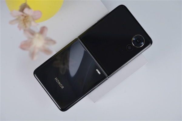 4英寸超大外屏!荣耀首款小折叠Magic V Flip图赏插图12 4英寸超大外屏!荣耀首款小折叠Magic V Flip图赏