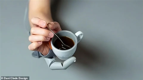 5根不够、6根最优!英国发明穿戴式第六指:单手就能开汽水插图6 5根不够、6根最优!英国发明穿戴式第六指:单手就能开汽水