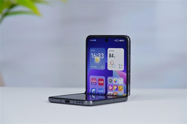 4英寸超大外屏!荣耀首款小折叠Magic V Flip图赏插图4 4英寸超大外屏!荣耀首款小折叠Magic V Flip图赏