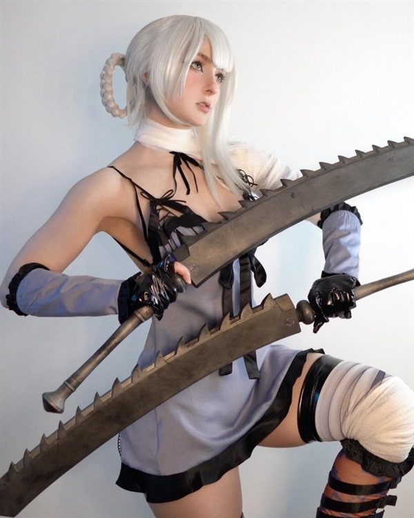 瑞士美女Cos《星刃》性感女主:穿紧身战衣凸显好身材插图4 瑞士美女Cos《星刃》性感女主:穿紧身战衣凸显好身材