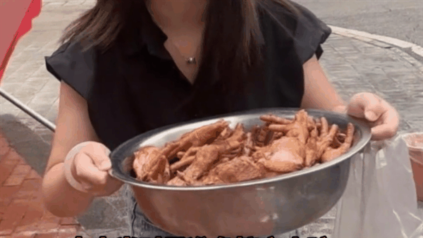 女子开领克01误踩油门撞路边摊 300元买下掉落卤味 网友：进货的吧