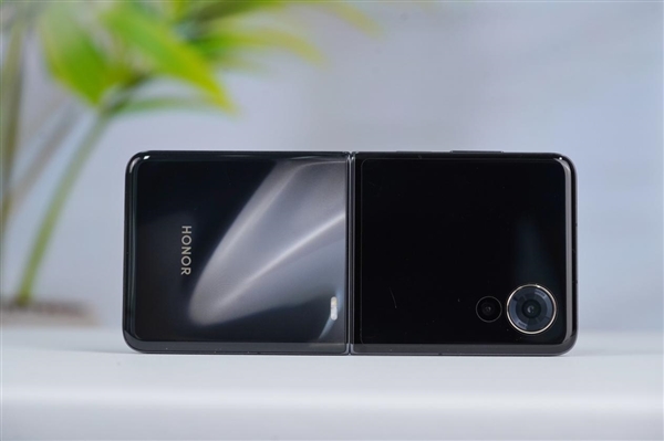 4英寸超大外屏!荣耀首款小折叠Magic V Flip图赏插图13 4英寸超大外屏!荣耀首款小折叠Magic V Flip图赏