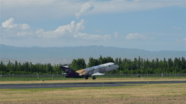 国产客机ARJ21客改货首航！首飞就前往中亚