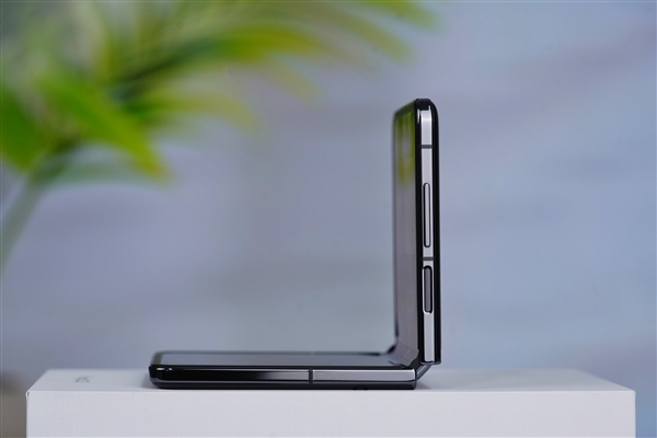 4英寸超大外屏!荣耀首款小折叠Magic V Flip图赏插图5 4英寸超大外屏!荣耀首款小折叠Magic V Flip图赏