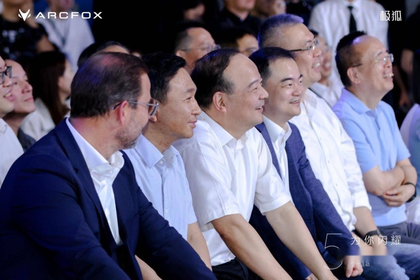 极狐阿尔法S5上市即交付，用户获得超值黑金卡权益