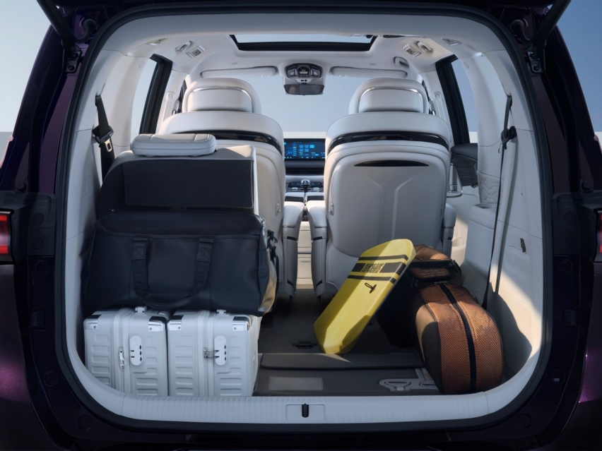 星海V9担当达沃斯凤凰网高端采访车，为嘉宾提供豪华体验