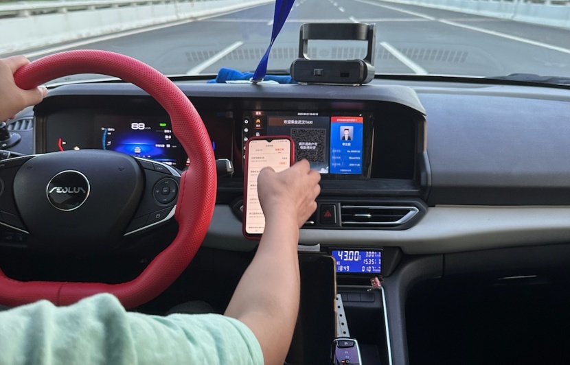 一位武汉出租车司机的心里话：换电不方便，市场太内卷 | 聚访