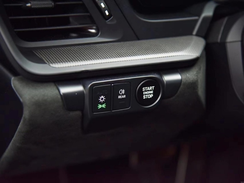 新款911大改，机械转速指针表和“拧钥匙门”启动都没了