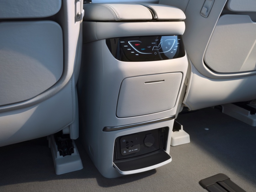 星海V9担当达沃斯凤凰网高端采访车，为嘉宾提供豪华体验