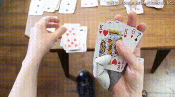 5根不够、6根最优!英国发明穿戴式第六指:单手就能开汽水插图1 5根不够、6根最优!英国发明穿戴式第六指:单手就能开汽水