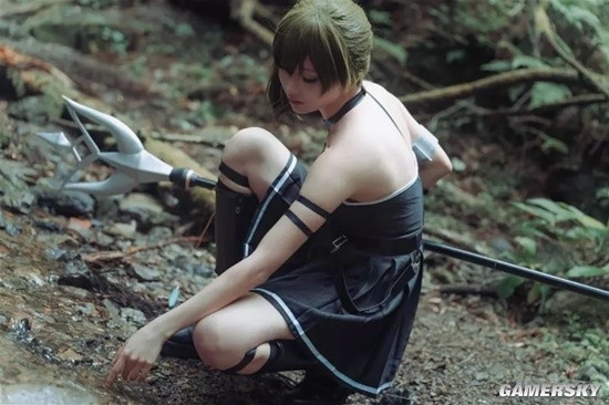 穿这么少不怕蚊子吗 《芙莉莲》尤贝尔森林cos写真