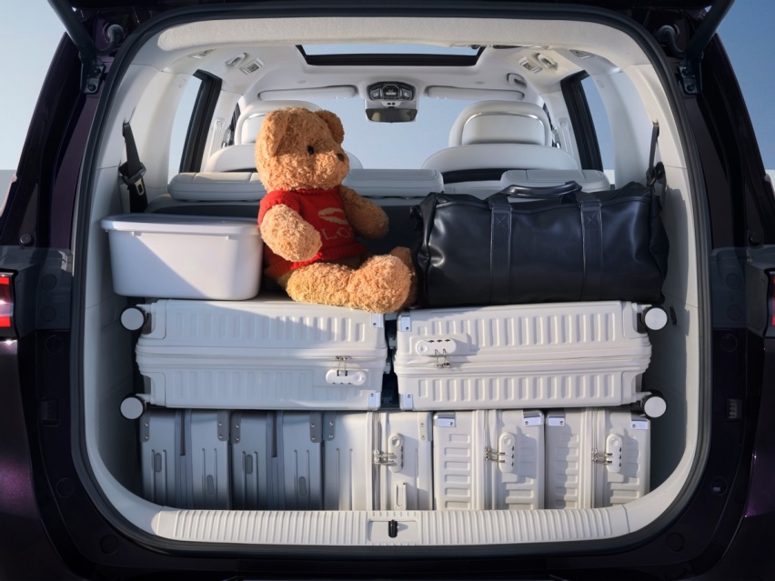 星海V9担当达沃斯凤凰网高端采访车，为嘉宾提供豪华体验