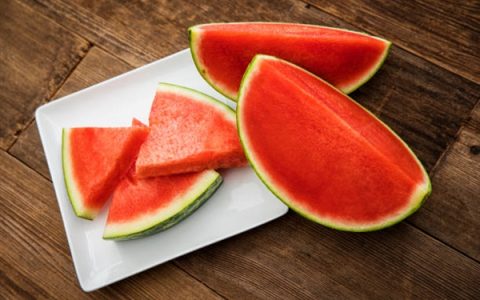 夏日消暑必备！西瓜批发均价较一个月前降超三成