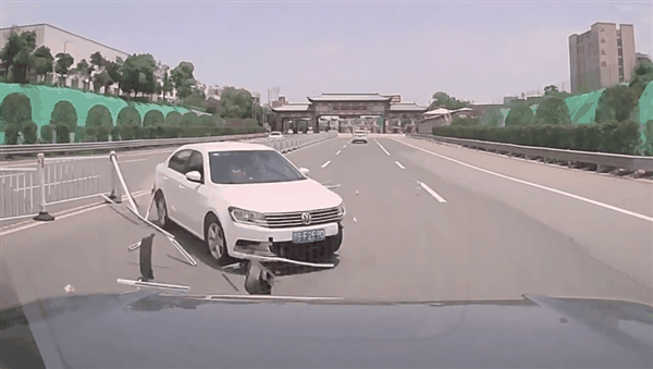 大众朗逸司机误操作失控对撞方程豹豹5:差距显著插图 大众朗逸司机误操作失控对撞方程豹豹5:差距显著