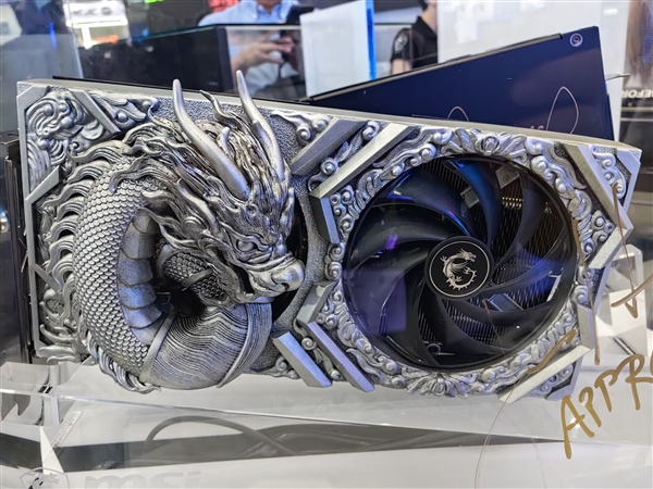 黄仁勋签名微星RTX 4090/RTX 4060亮相 龙形外观太吸睛