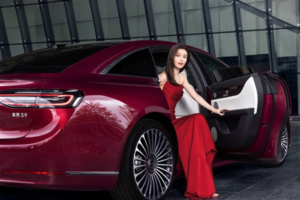 后排投影还在!鸿蒙智行享界S9内饰官图发布:黑白配很高级插图3 后排投影还在!鸿蒙智行享界S9内饰官图发布:黑白配很高级