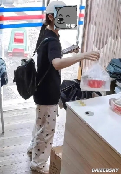 女生买2份饭拿6双筷子被怒斥盗窃引热议 网友吵翻了:校方回应插图 女生买2份饭拿6双筷子被怒斥盗窃引热议 网友吵翻了:校方回应