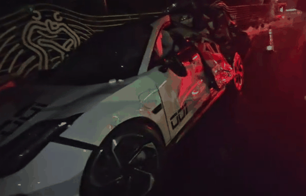 极氪001高速撞货车直接报废 车主幸运生还：直言“极氪真行”