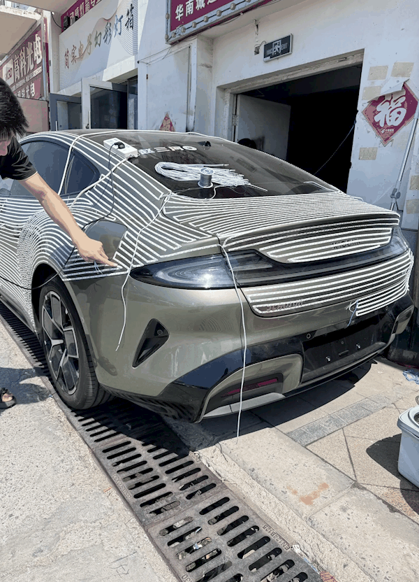 车主给小米SU7贴满灯带：五彩斑斓 赛博朋克风绝了