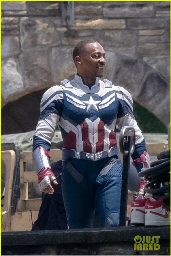 漫威《美国队长4》片场补拍照出炉:新任黑人美队穿战服亮相插图1 漫威《美国队长4》片场补拍照出炉:新任黑人美队穿战服亮相