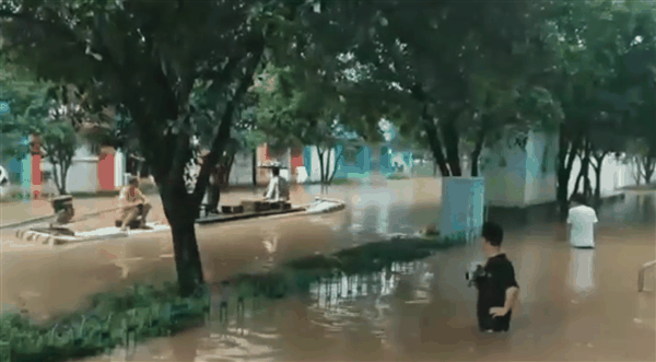 桂林暴雨部分城区街道变成威尼斯 有市民划船出行